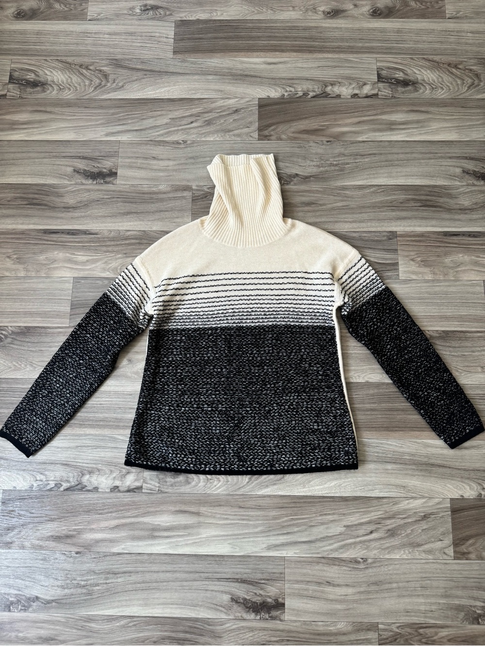 Athleta Merino Fireside Turtleneck Sweater in Black / Dove Size Medium